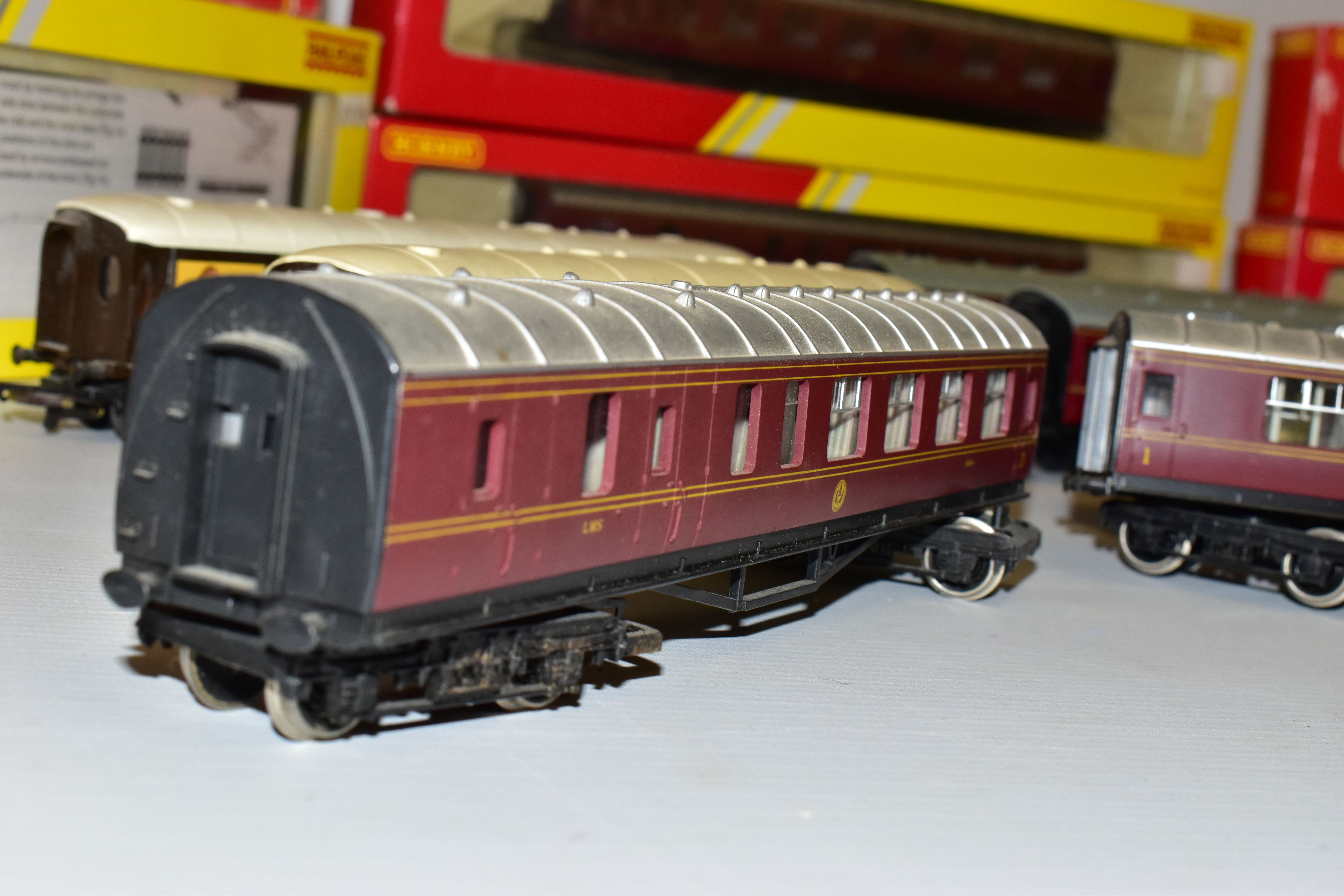 A QUANTITY OF BOXED AND UNBOXED ASSORTED HORNBY, TRI-ANG AND BACHMANN OO GAUGE COACHING STOCK, all - Image 4 of 12