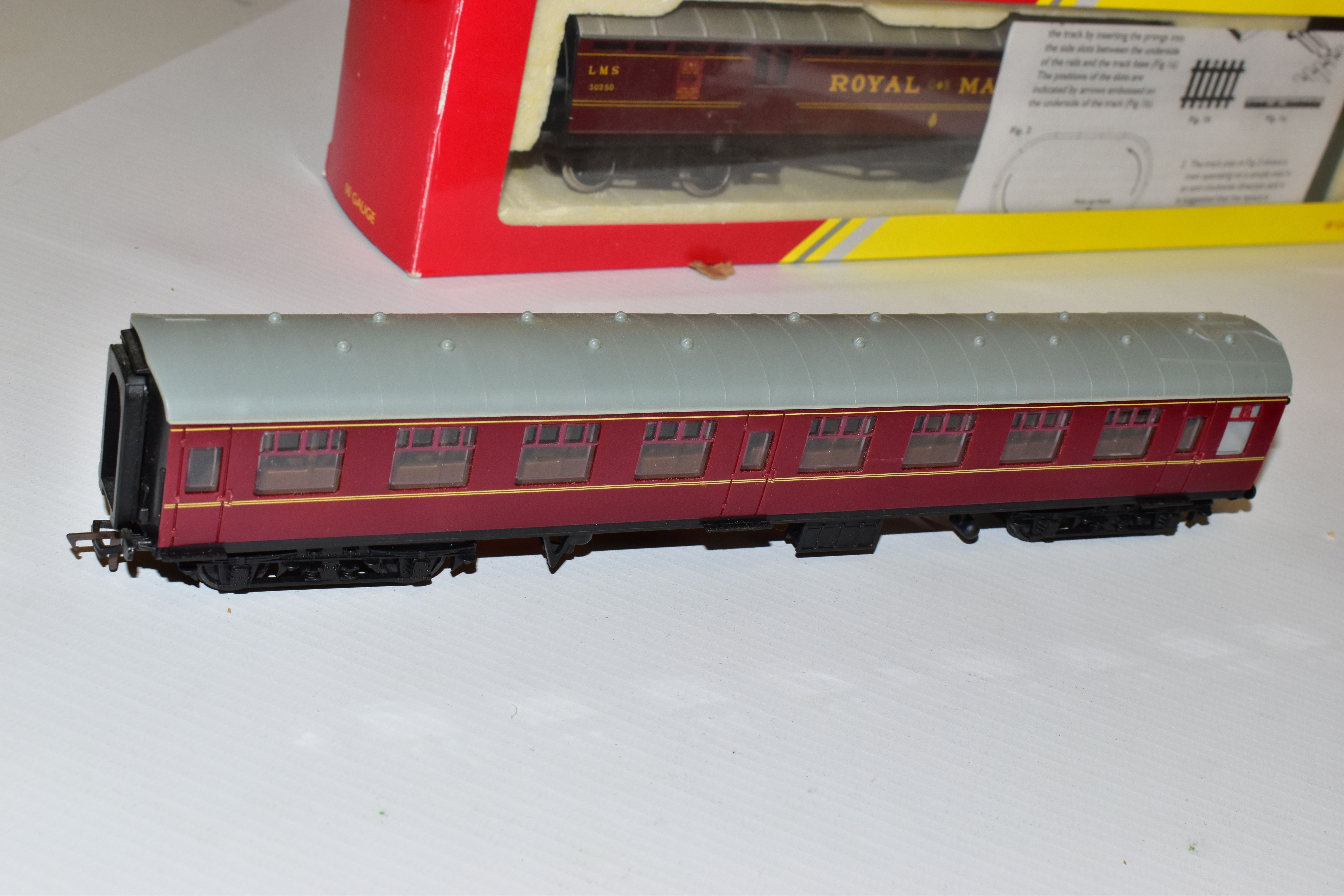 A QUANTITY OF BOXED AND UNBOXED ASSORTED HORNBY, TRI-ANG AND BACHMANN OO GAUGE COACHING STOCK, all - Image 9 of 12