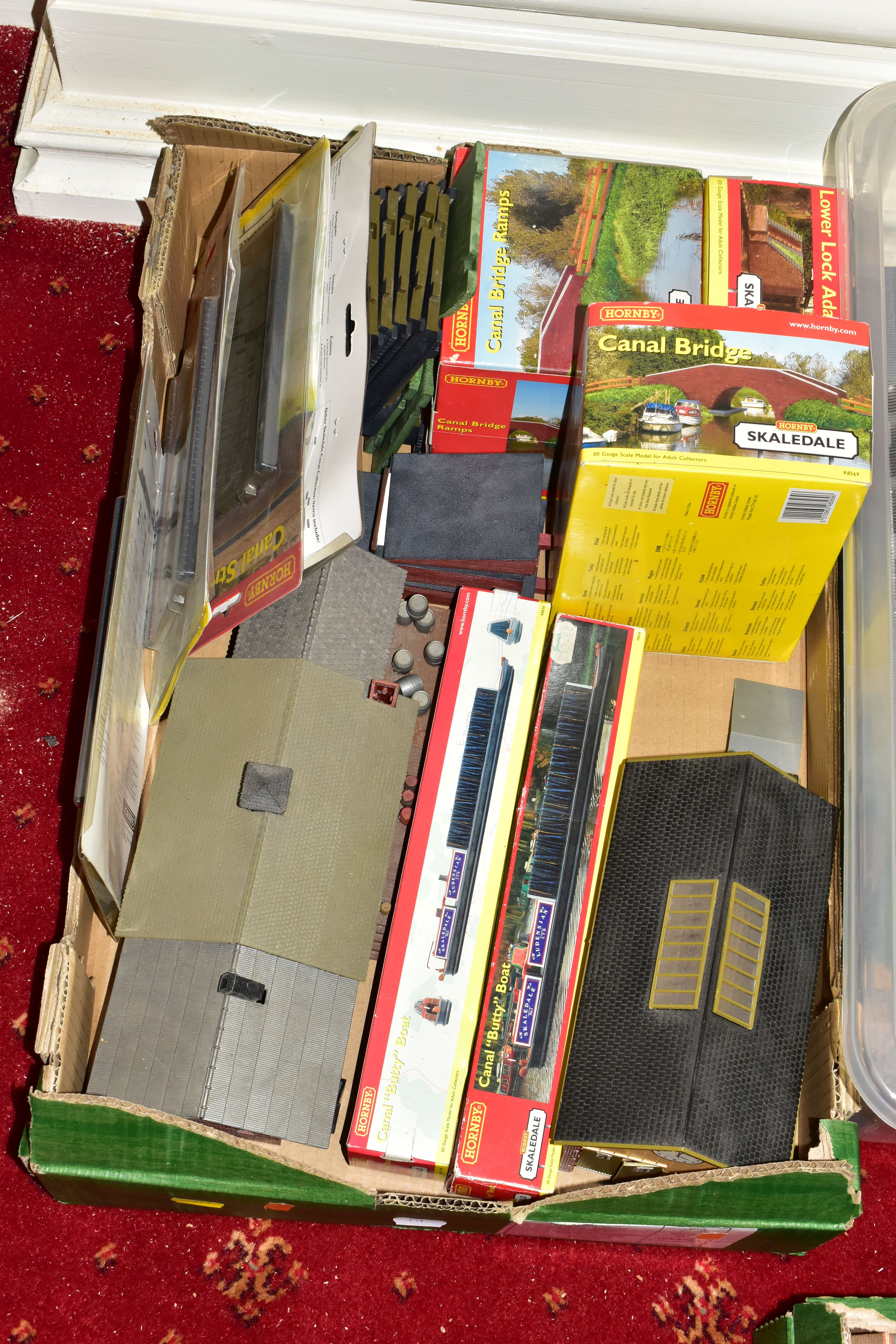 A LARGE QUANTITY OF BOXED AND UNBOXED OO/HO GAUGE LINESIDE BUILDINGS, ACCESSORIES, TRACK, - Image 31 of 31