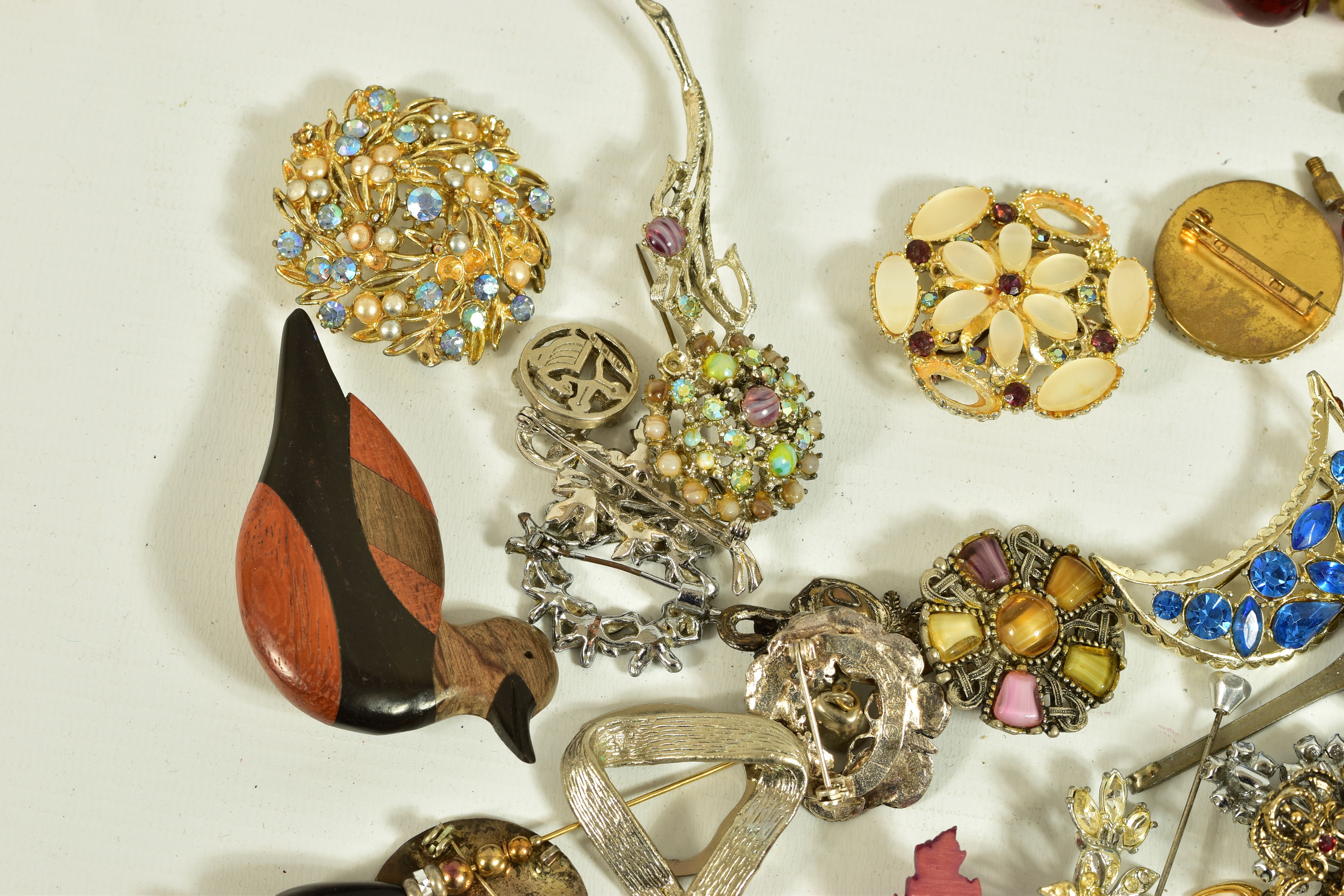 A BAG OF ASSORTED COSTUME JEWELLERY, to include a lady's 'Rotary' wristwatch fitted with an - Image 4 of 11