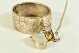 FOUR ITEMS OF SILVER AND WHITE METAL JEWELLERY, to include a hinged bangle with engraved and applied