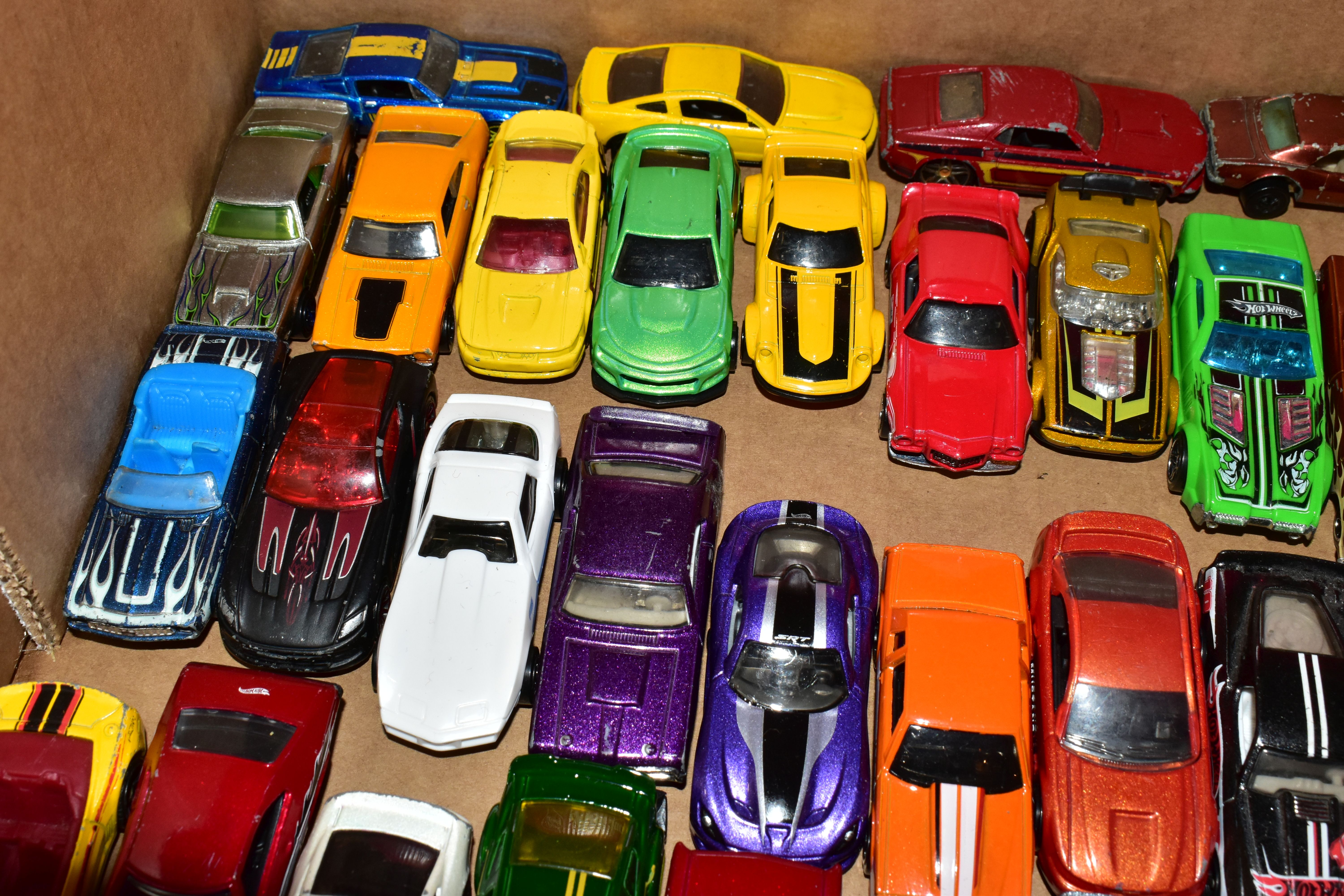 A LARGE QUANTITY OF UNBOXED AND ASSORTED MODERN DIECAST VEHICLES, vast majority are 1990's and later - Image 25 of 26