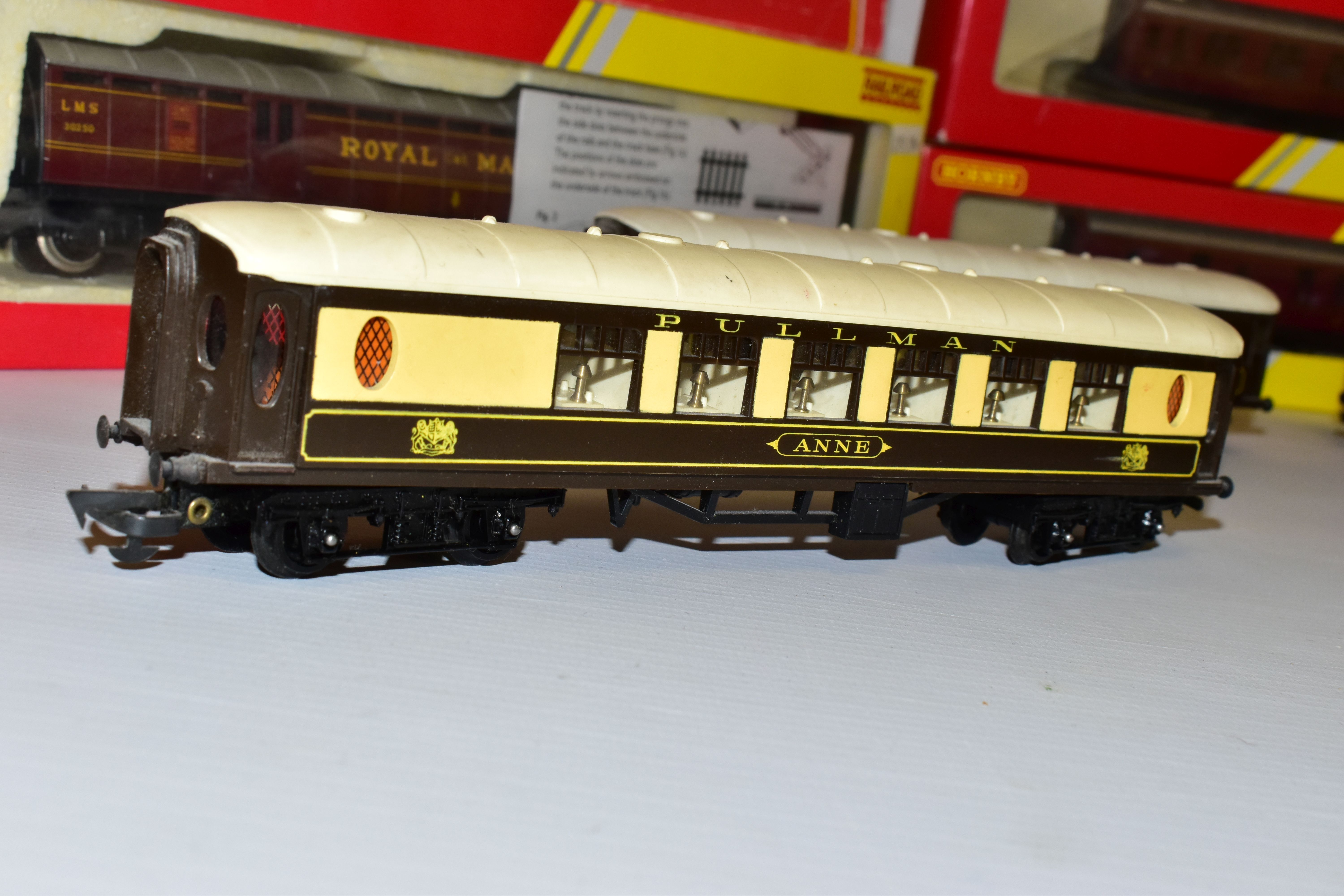 A QUANTITY OF BOXED AND UNBOXED ASSORTED HORNBY, TRI-ANG AND BACHMANN OO GAUGE COACHING STOCK, all - Image 5 of 12