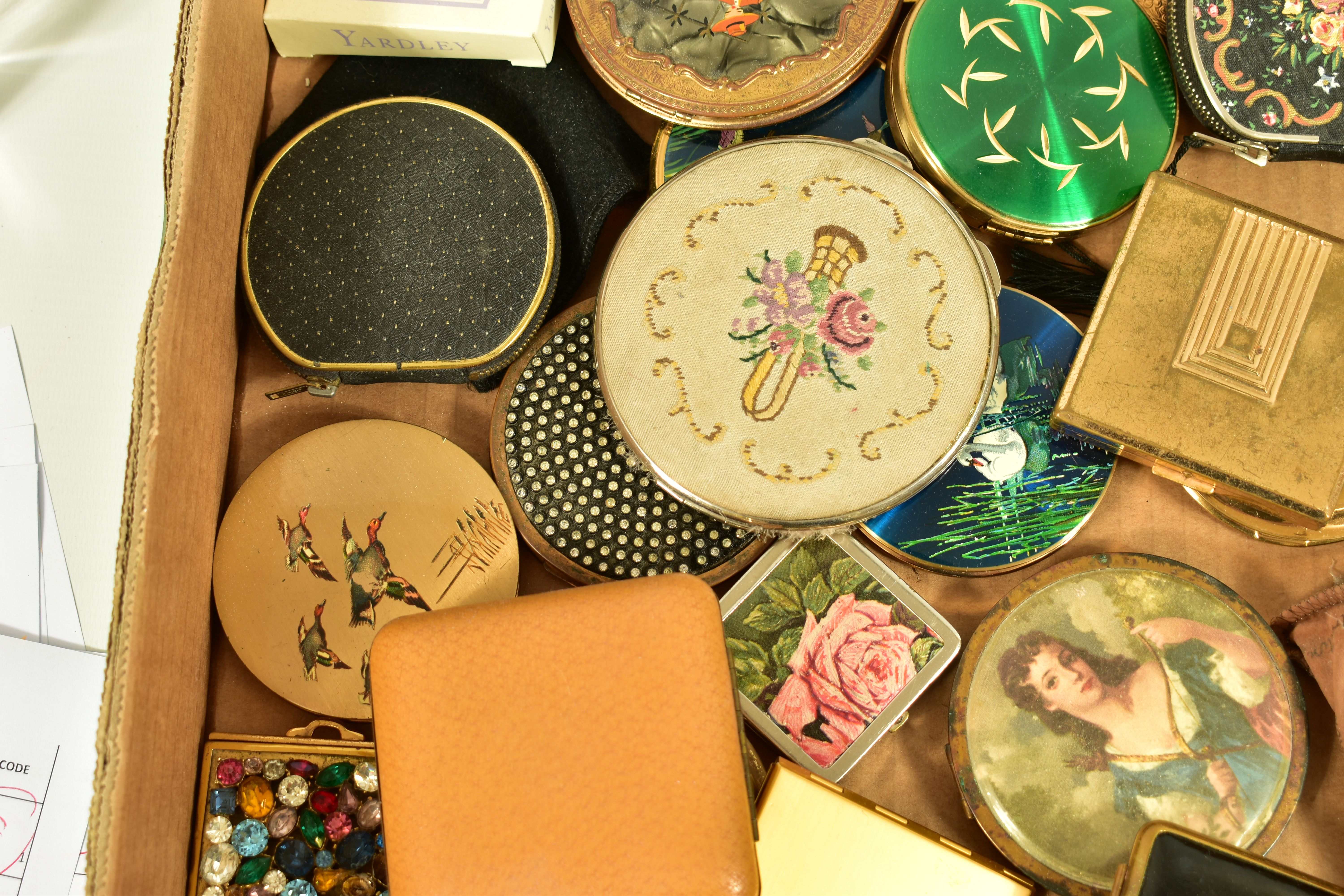 A BOX OF MAINLY COMPACTS, to include a musical Concerto Kigu compact with black enamel lid and - Image 4 of 10