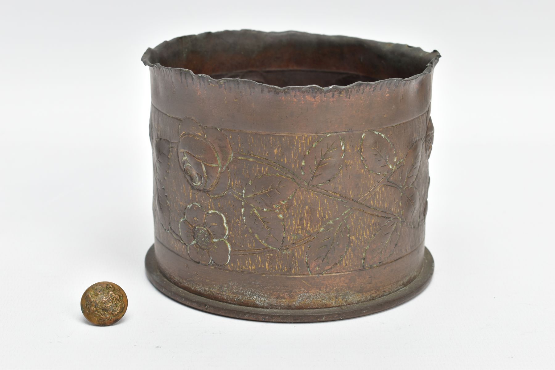 WORLD WAR ONE ERA SHELL CASE FASHIONED INTO TRENCH ART DESIGN, approx 9.5 cm tall, 12cm