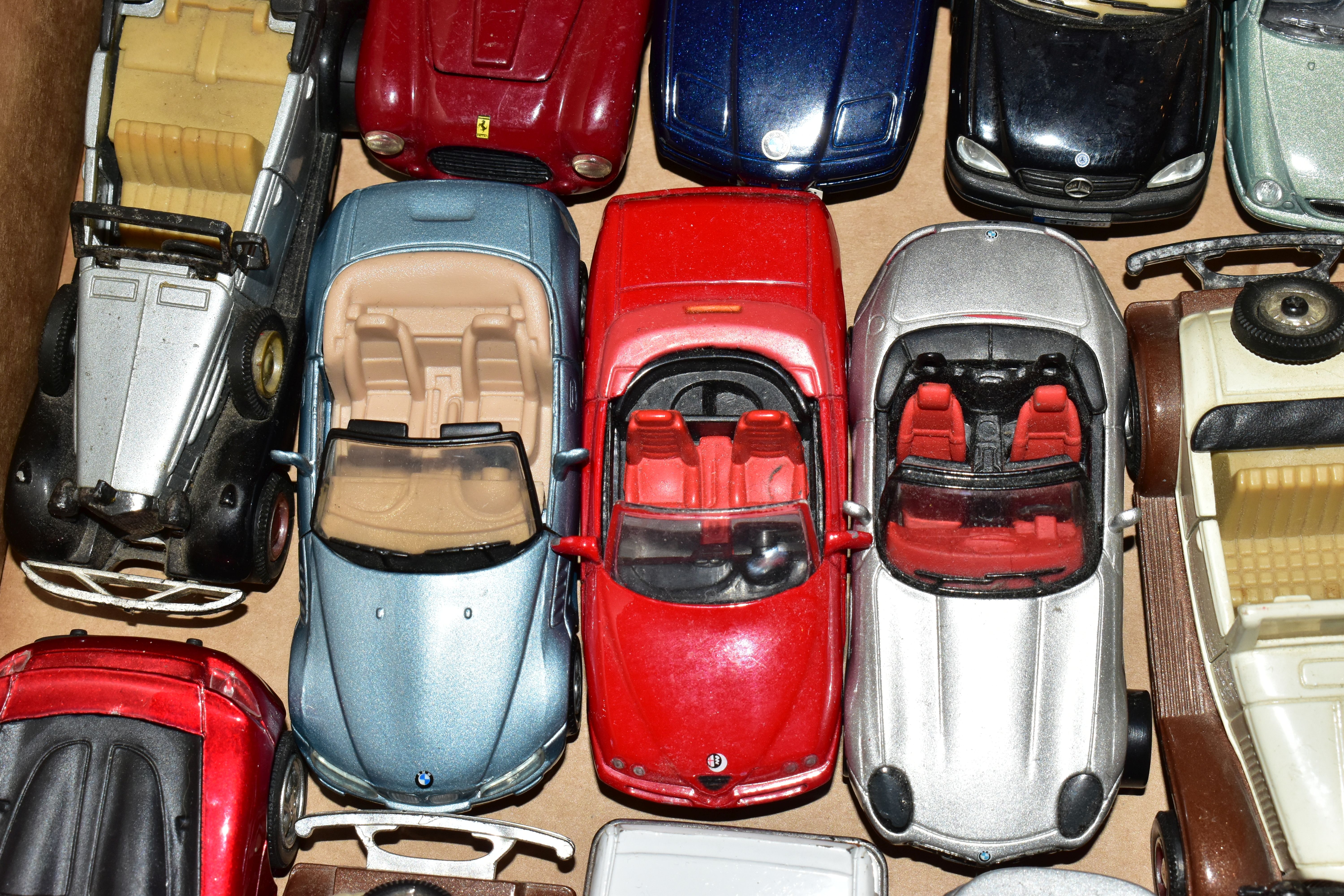 A QUANTITY OF UNBOXED AND ASSORTED PLAYWORN DIECAST AND PLASTIC VEHICLES, majority are modern - Image 17 of 18