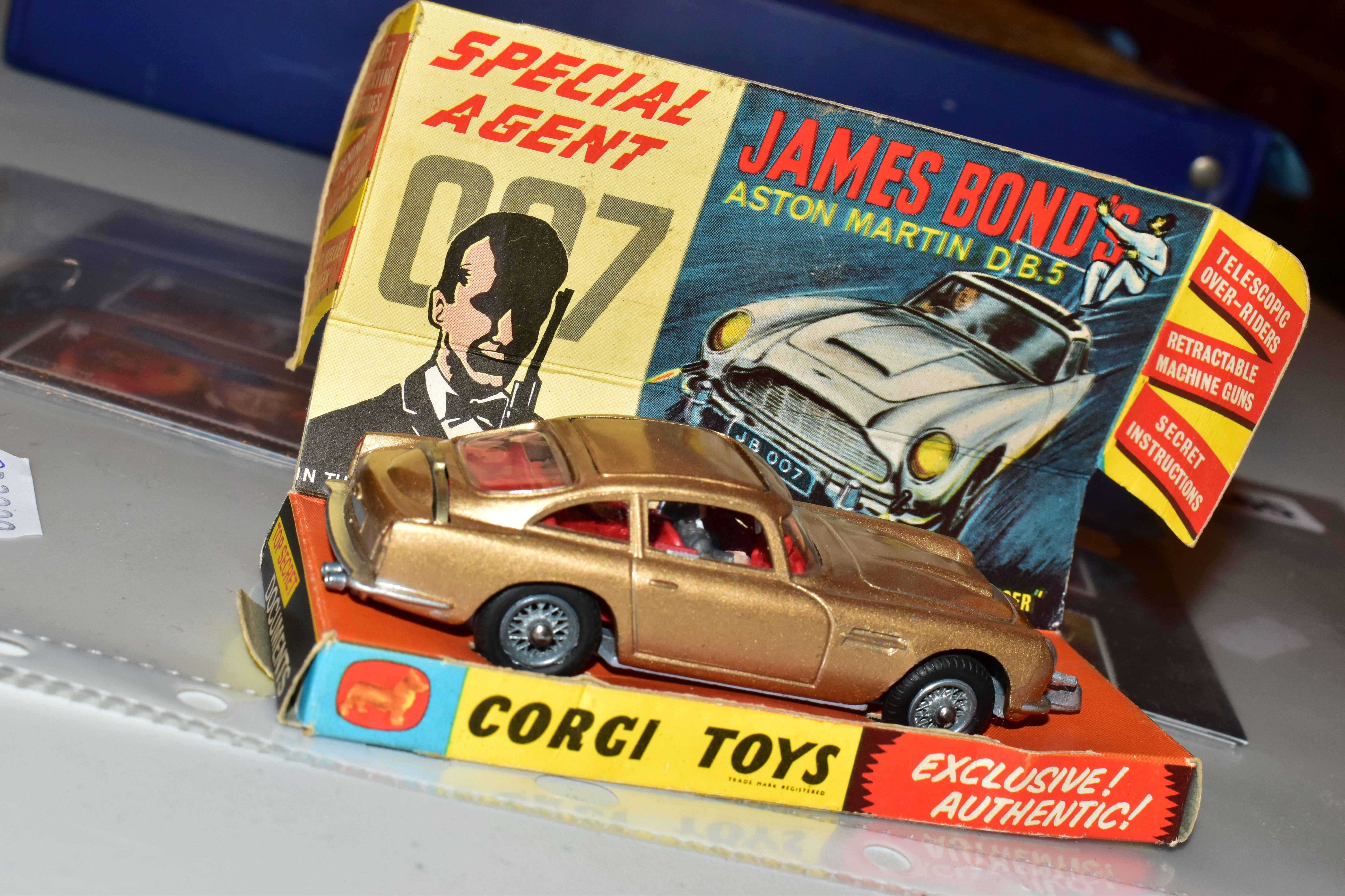 A BOXED CORGI TOYS JAMES BOND'S ASTON MARTIN D.B.5, No.261, working features, complete with one - Image 2 of 5