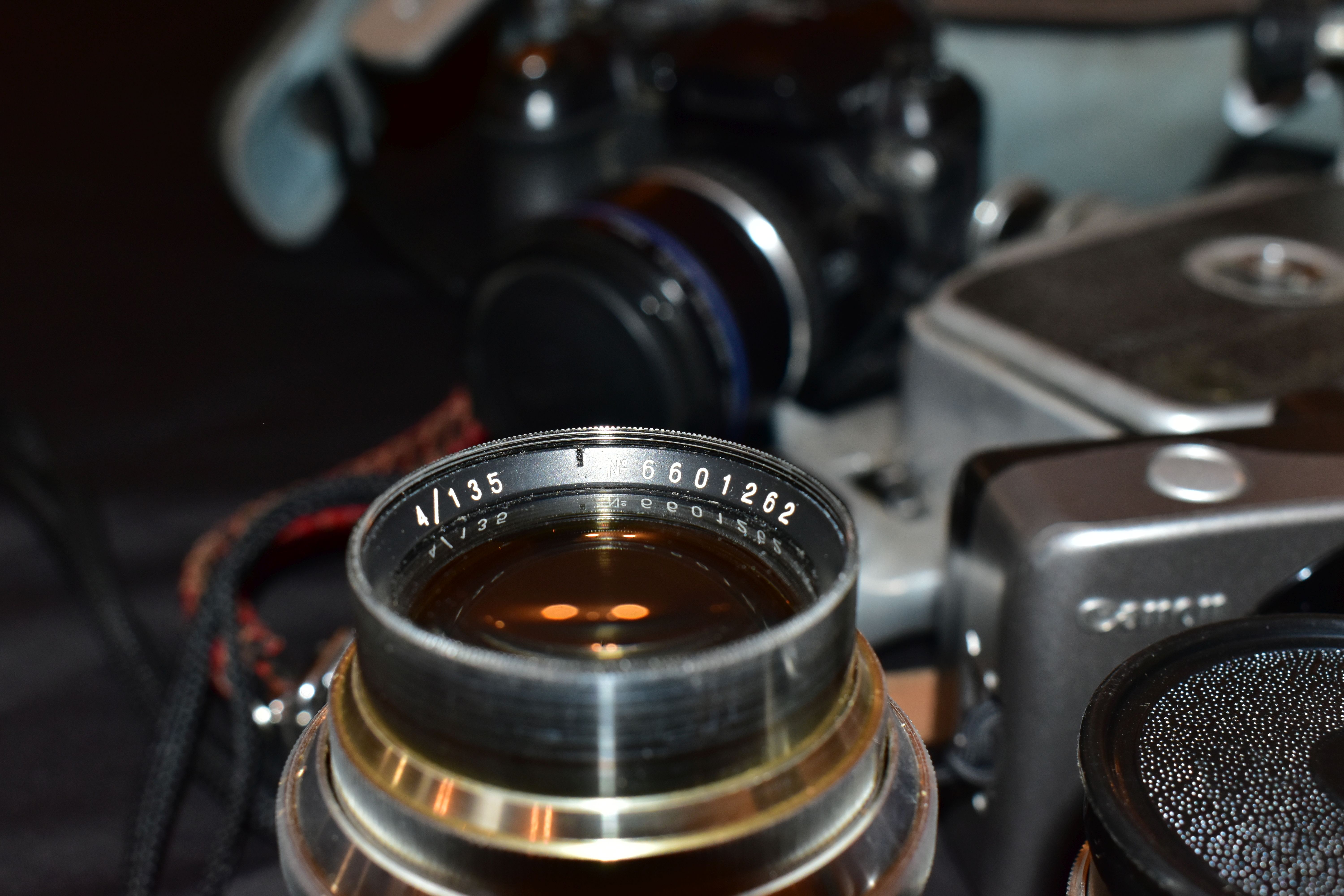 A TRAY CONTAINING CAMERA EQUIPMENT including a Zenit 3M fitted with a Helios 44 58mm f2 lens with - Image 4 of 8