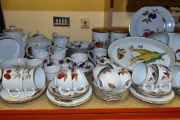 A NINETY ONE PIECE ROYAL WORCESTER EVESHAM DINNER SERVICE, comprising a souffle dish, seven