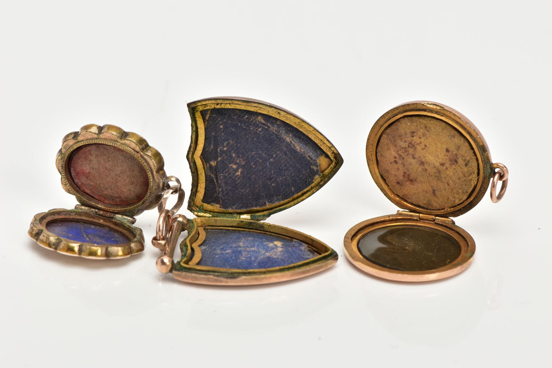THREE EARLY 20TH CENTURY 9CT FRONT AND BACK LOCKETS, to include a shield shaped locket with embossed - Image 3 of 4
