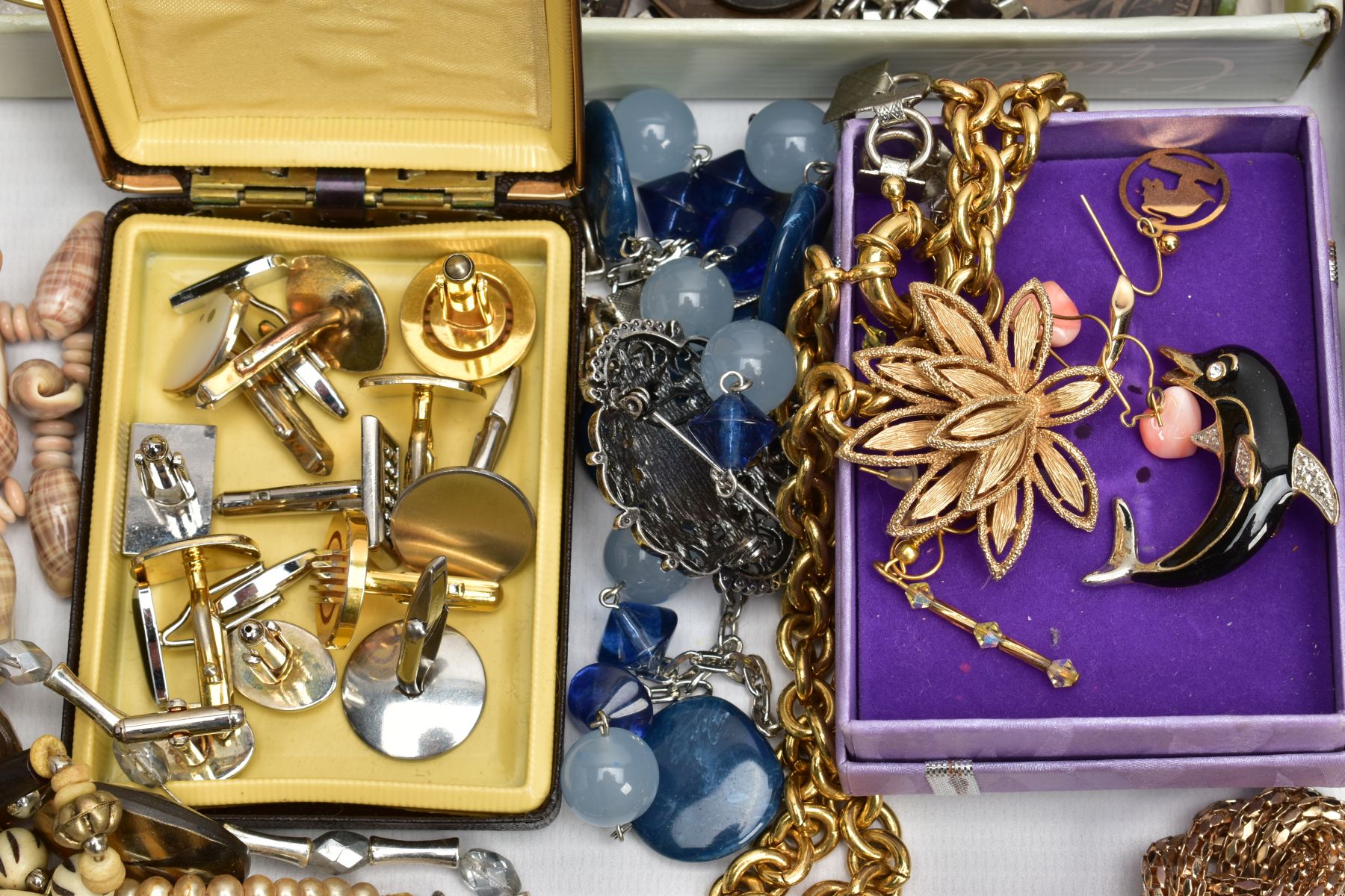 AN ASSORTMENT OF COSTUME JEWELLERY, to include various watche (to include Sekonda and Pulsar), a - Image 3 of 10