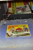 A BOXED BAYKO BUILDING SET No.4, contents not checked but contains a fair amount of assorted