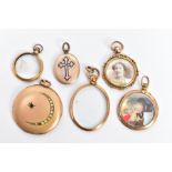 AN ASSORTMENT OF ROLLED GOLD LOCKETS, to include four glass lockets one including a painted