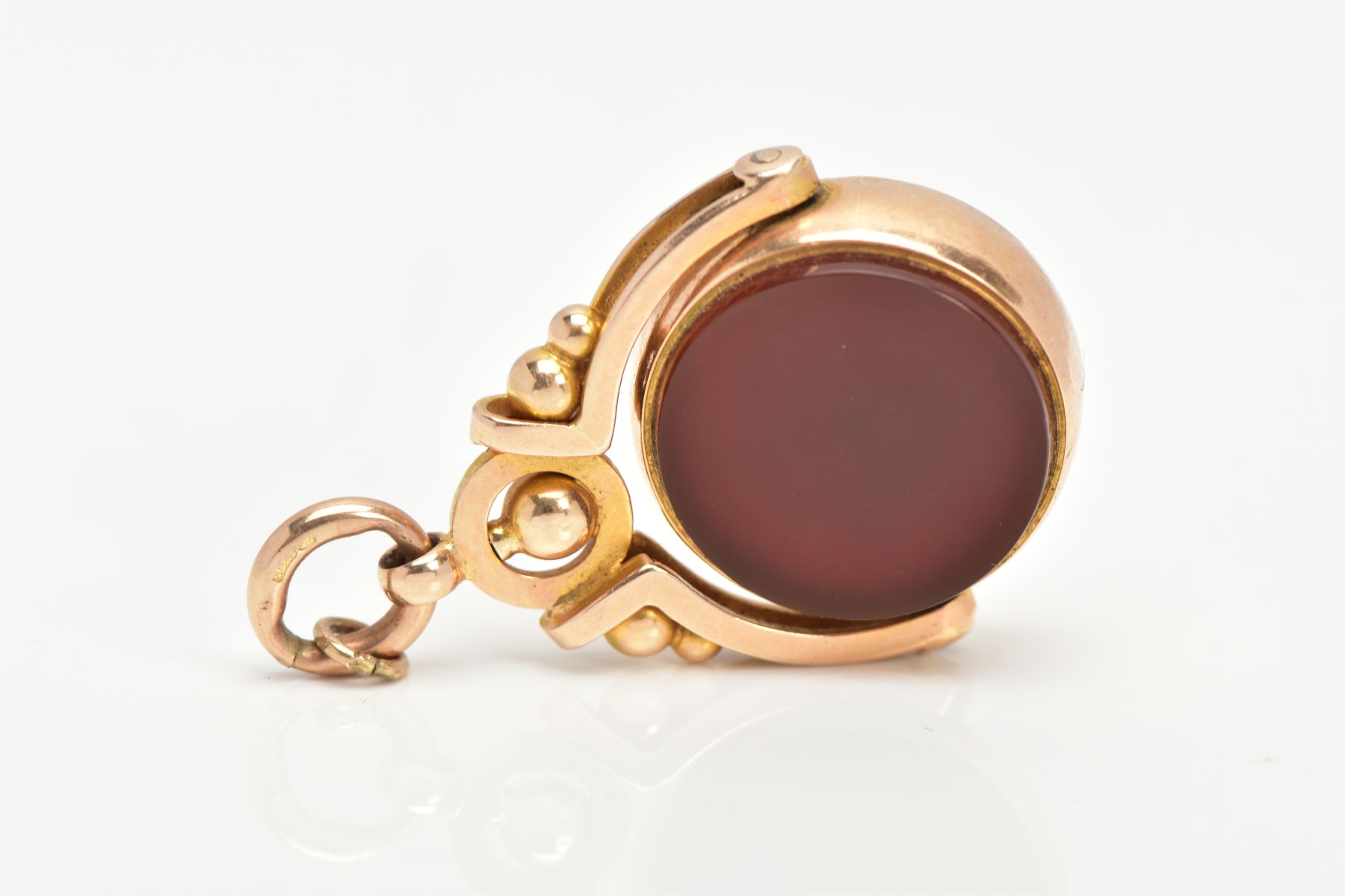 AN EDWARDIAN 15CT GOLD SWIVEL COMPASS AND CARNELIAN FOB, a circular spinning fob with a mother of - Image 2 of 5