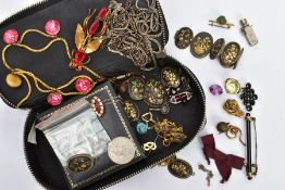 AN ASSORTMENT OF COSTUME JEWELLERY, to include a yellow metal and crackled quartz necklace, a scarab