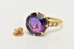 A SYNTHETIC COLOUR CHANGE SAPPHIRE RING, yellow metal ring set with a circular cut colour change