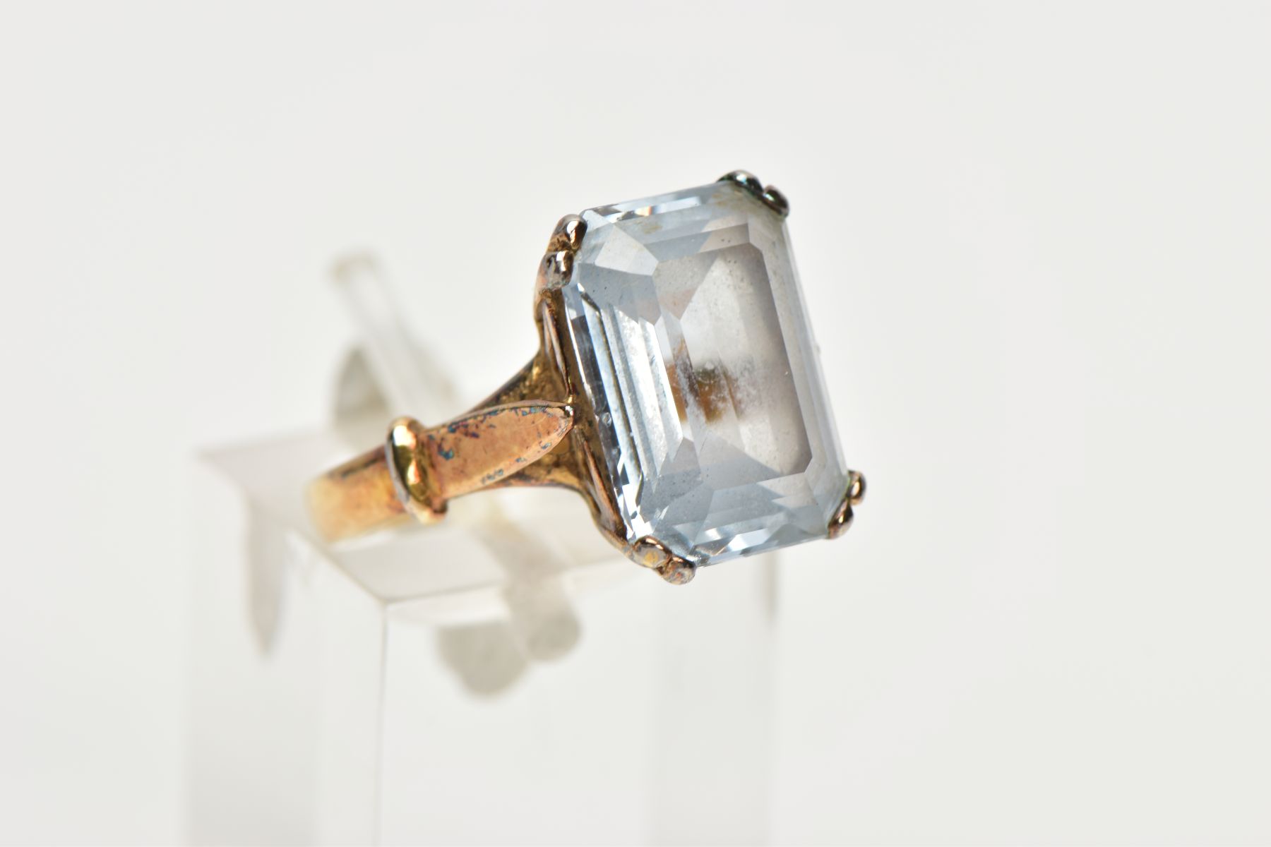 A YELLOW METAL AQUAMARINE DRESS RING, designed with a four claw set, rectangular cut aquamarine, - Image 4 of 4