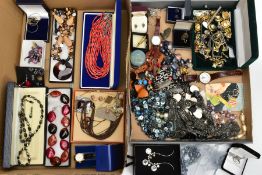 A BOX OF ASSORTED ITEMS, to include a pair of yellow metal creole hoop earrings (unmarked) 1.2