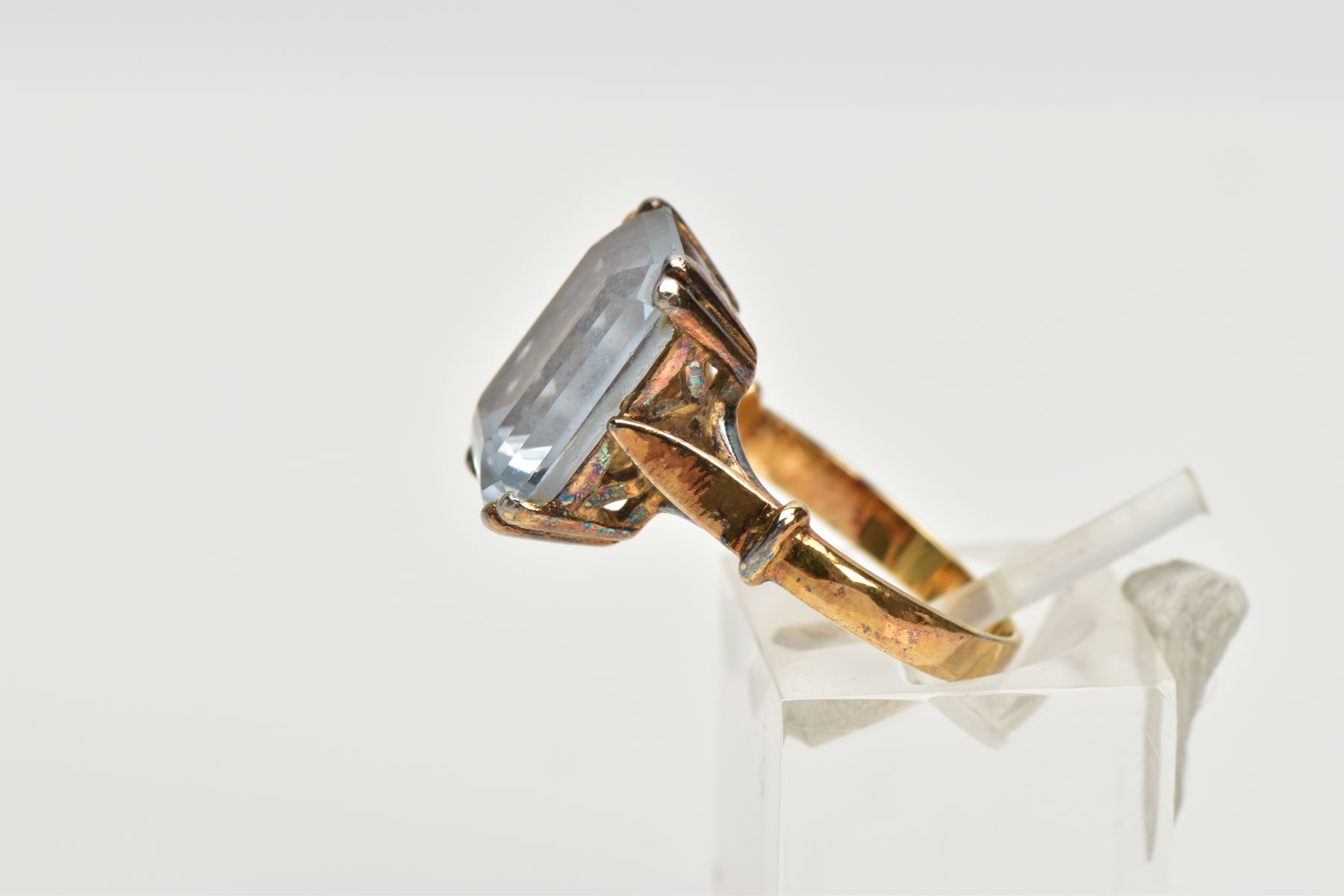 A YELLOW METAL AQUAMARINE DRESS RING, designed with a four claw set, rectangular cut aquamarine, - Image 2 of 4