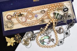 AN ASSORTMENT OF SILVER AND COSTUME JEWELLERY ITEMS, to include a silver and cubic zirconia