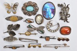 AN ASSORTMENT OF MAINLY LATE 19TH EARLY 20TH CENTURY BROOCHES, nineteen brooches in total, such as a