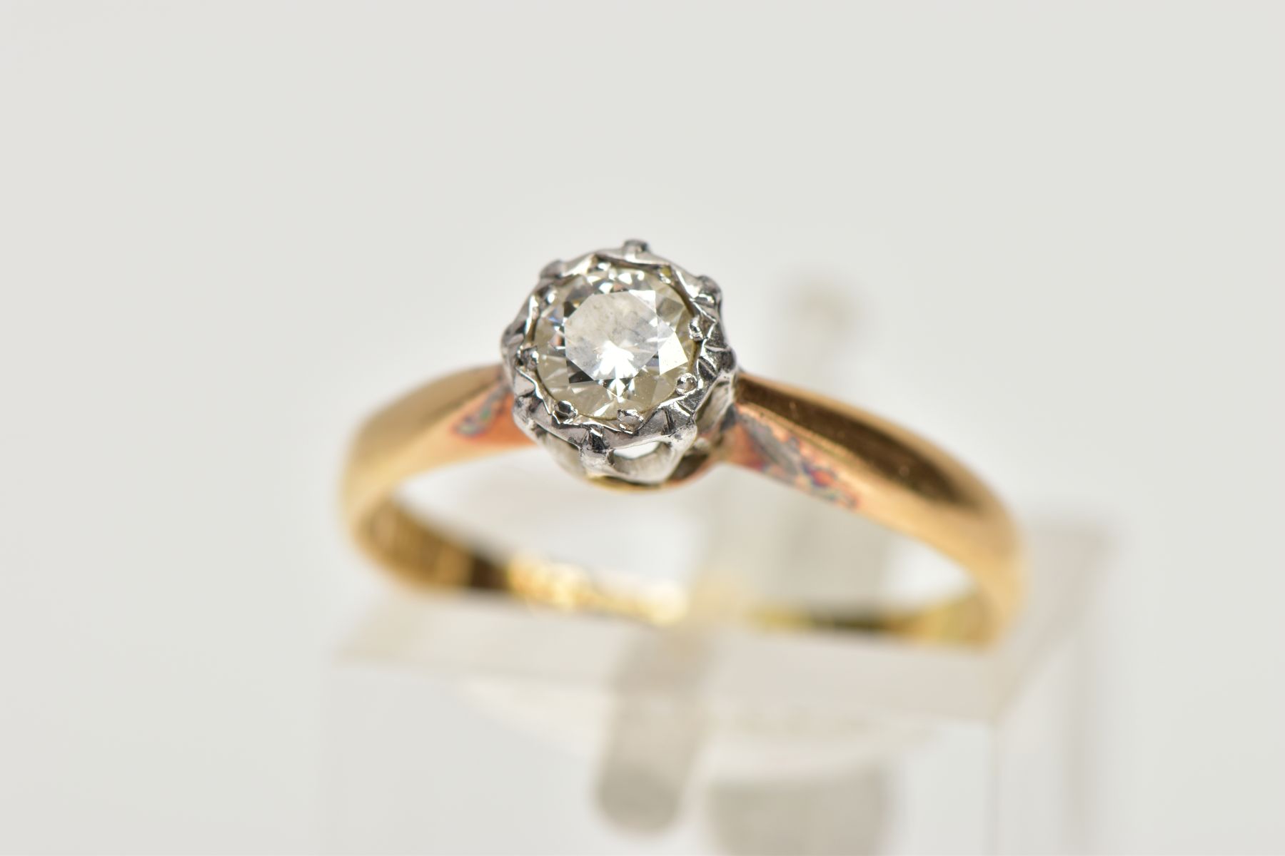 AN 18CT GOLD SINGLE STONE DIAMOND RING, centring on an illusion set round brilliant cut diamond,