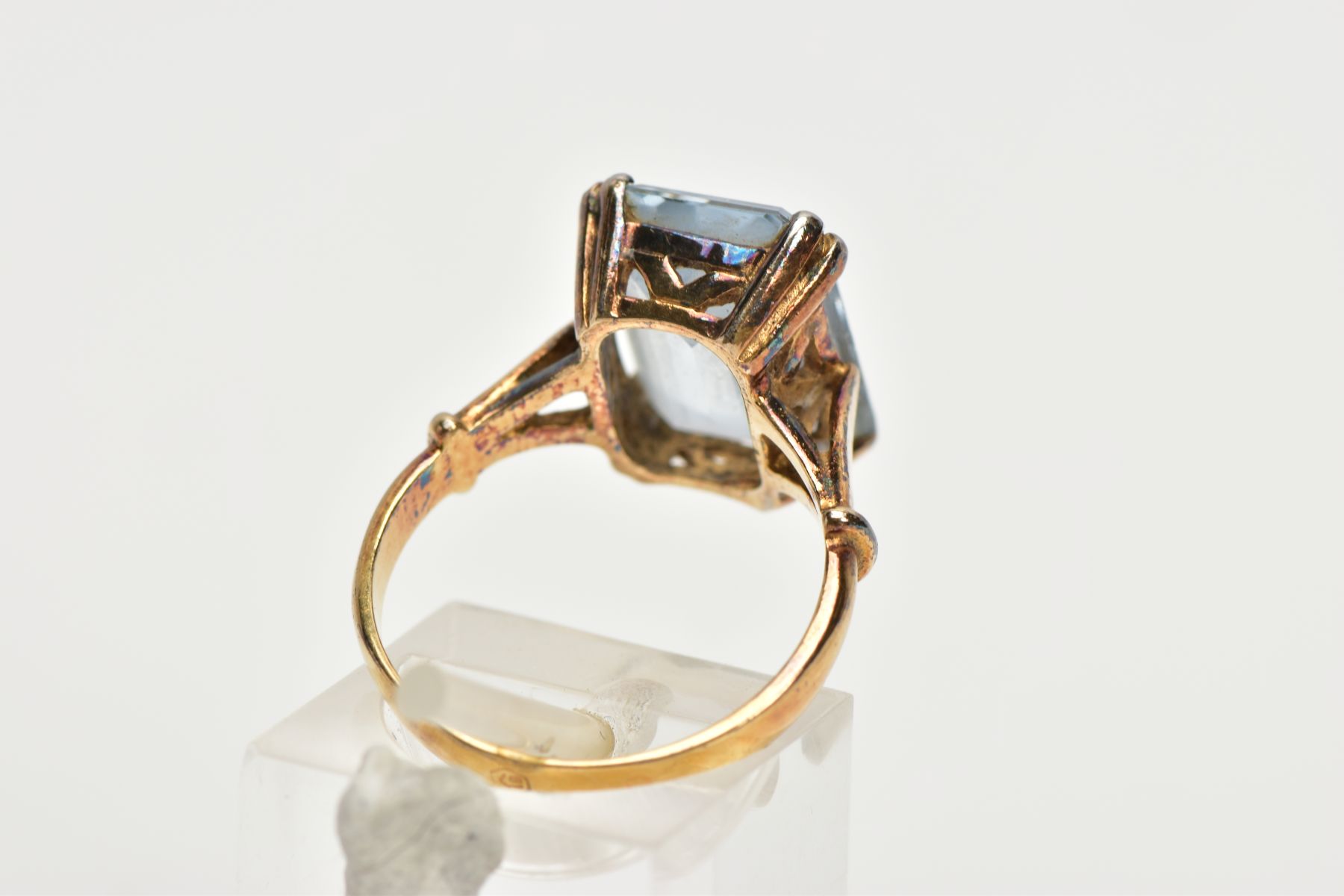 A YELLOW METAL AQUAMARINE DRESS RING, designed with a four claw set, rectangular cut aquamarine, - Image 3 of 4