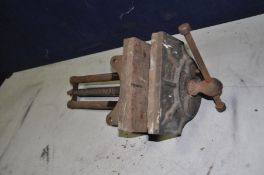 A VINTAGE RECORD No52 1/2 CARPENTERS VICE with 9in jaws ( condition some surface rust, mechanism
