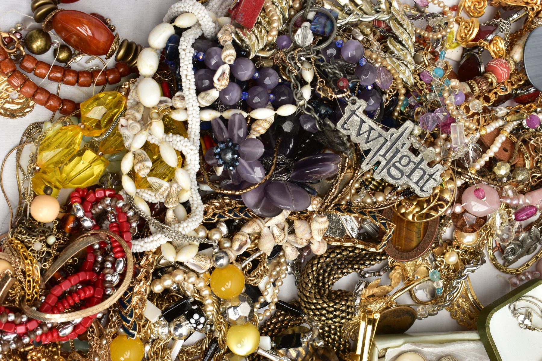 AN ASSORTMENT OF COSTUME JEWELLERY, to include various watche (to include Sekonda and Pulsar), a - Image 2 of 10