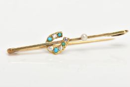 AN EARLY 20TH CENTURY DIAMOND AND TURQUOISE BAR BROOCH, yellow bar brooch with a horse shoe fitted