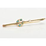 AN EARLY 20TH CENTURY DIAMOND AND TURQUOISE BAR BROOCH, yellow bar brooch with a horse shoe fitted