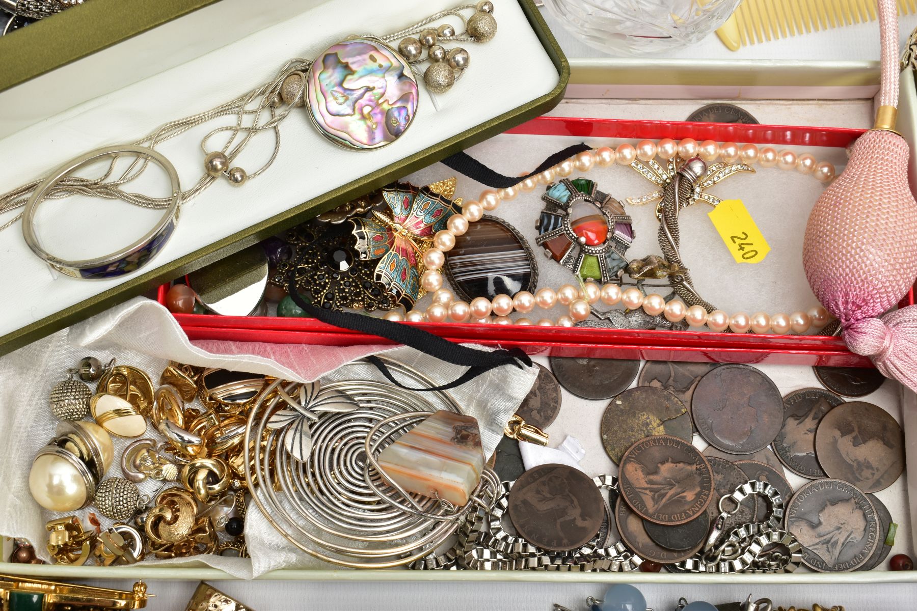 AN ASSORTMENT OF COSTUME JEWELLERY, to include various watche (to include Sekonda and Pulsar), a - Image 4 of 10