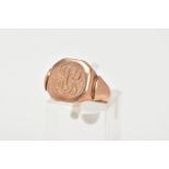 AN EARLY 20TH CENTURY, GENTLEMENS 9CT ROSE GOLD SIGNET RING, of a square form, engraved with