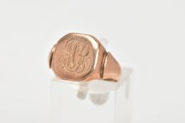 AN EARLY 20TH CENTURY, GENTLEMENS 9CT ROSE GOLD SIGNET RING, of a square form, engraved with