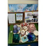 A BOX AND LOOSE CERAMICS, GLASSWARE, PRINTS, ETC, to include a Sadlers Championships tennis match
