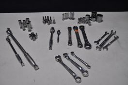 A COLLECTION OF SNAP ON TOOLS to include two short breaker bars, set of three ratchet ring spanners,