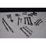 A COLLECTION OF SNAP ON TOOLS to include two short breaker bars, set of three ratchet ring spanners,