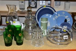 A GROUP OF WEDGWOOD JASPERWARE ITEMS AND CUT CRYSTAL GLASSWARES, to include a Wedgwood jasperware