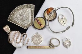 AN ASSORTMENT OF SILVER AND WHITE METAL JEWELLERY ITEMS, to include a heart padlock hallmarked
