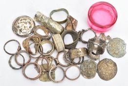 A SILVER LID AND GLASS JAR WITH A SELECTION OF JEWELLERY ITEMS, a pink glass jar and silver lid,