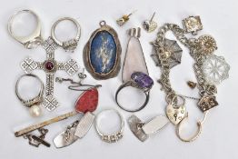 AN ASSORTMENT OF SILVER AND WHITE METAL JEWELLERY ITEMS, to include a pair of silver chain link cuff