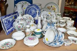 A QUANTITY OF ASSORTED GIFT AND TABLEWARES BY PORTMEIRION, WEDGWOOD, COALPORT, AYNSLEY, SPODE AND