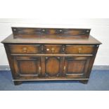 AN EARLY TO MID 20TH CENTURY OAK SIDEBOARD, with three drawers and panelled cupboard doors, width