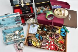 A SELECTION OF COSTUME JEWLLERY, JEWELLERY BOXES AND TEASPOONS, to include a burgundy fabric