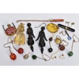 AN ASSORTMENT OF JEWELLERY ITEMS, to include a large citrine pendant fitted with a yellow metal