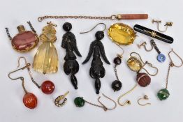 AN ASSORTMENT OF JEWELLERY ITEMS, to include a large citrine pendant fitted with a yellow metal