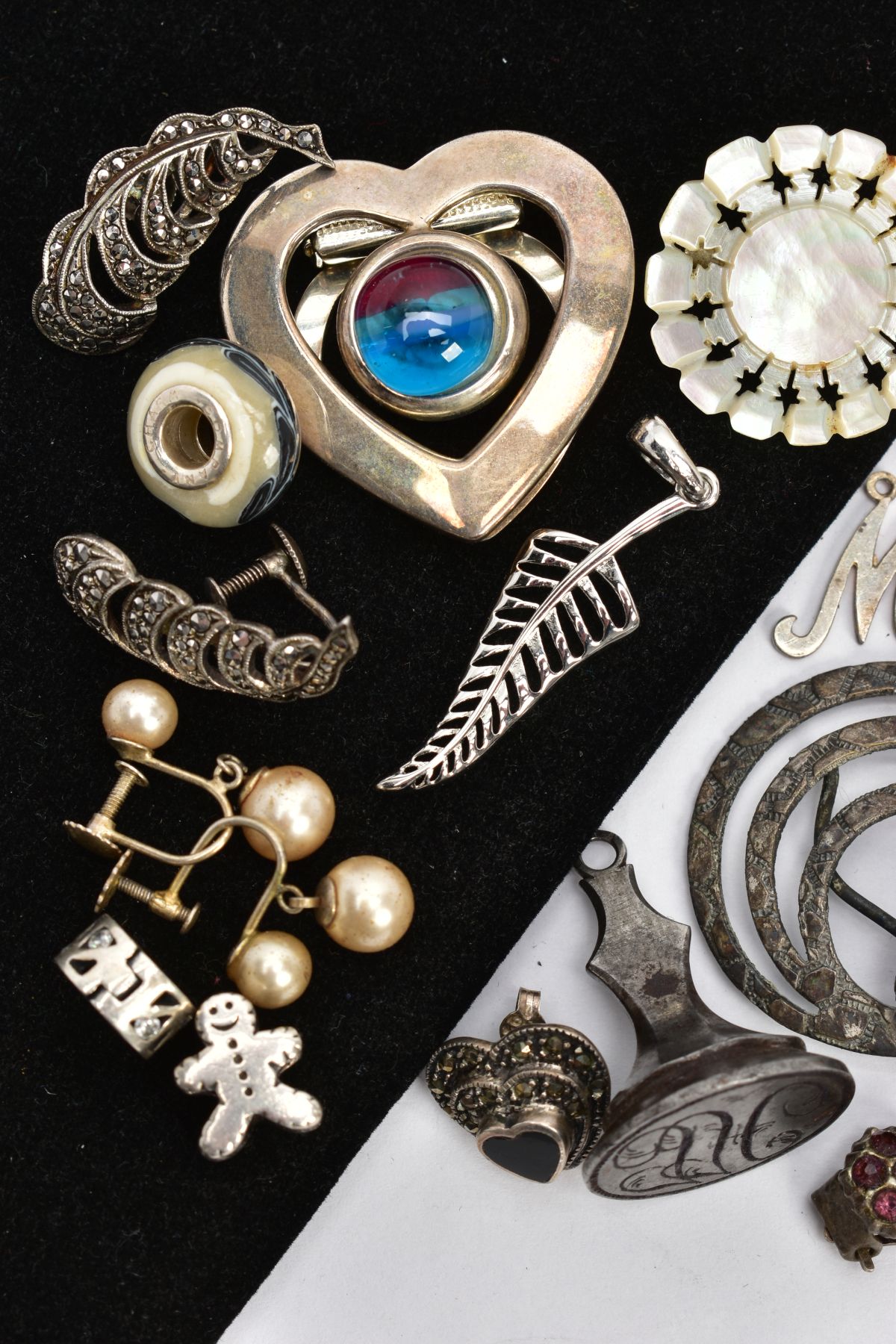 A SELECTION OF YELLOW AND WHITE METAL JEWELLERY, to include a gold-plated shield shaped locket, - Image 3 of 3