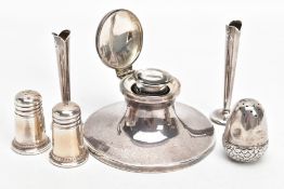 AN ASSORTMENT OF SILVER ITEMS, to include a weighted silver inkwell together with glass ink jar,