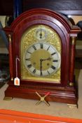 AN EARLY 20TH CENTURY MAHOGANY CASED BRACKET CLOCK, arched pediment on Doric columns flanking the