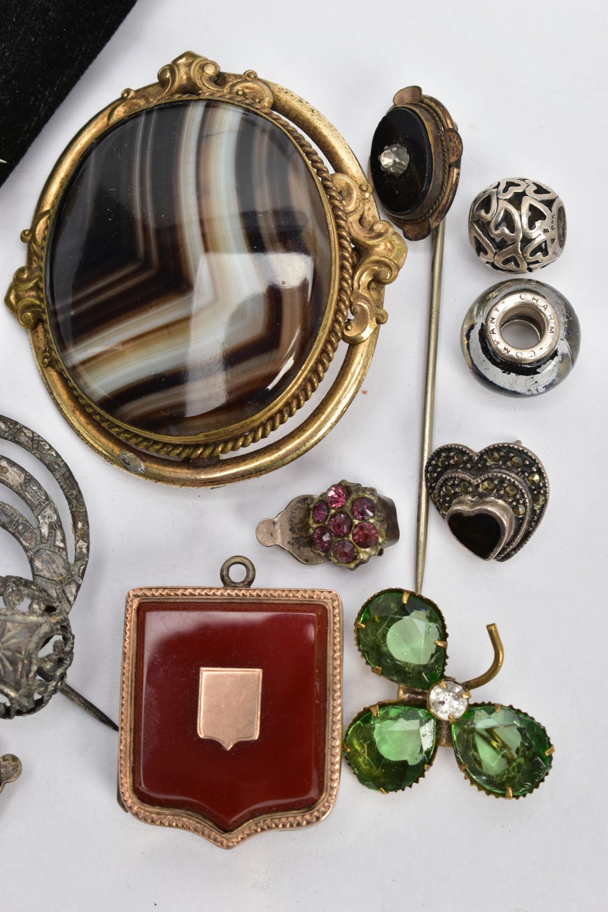 A SELECTION OF YELLOW AND WHITE METAL JEWELLERY, to include a gold-plated shield shaped locket, - Image 2 of 3